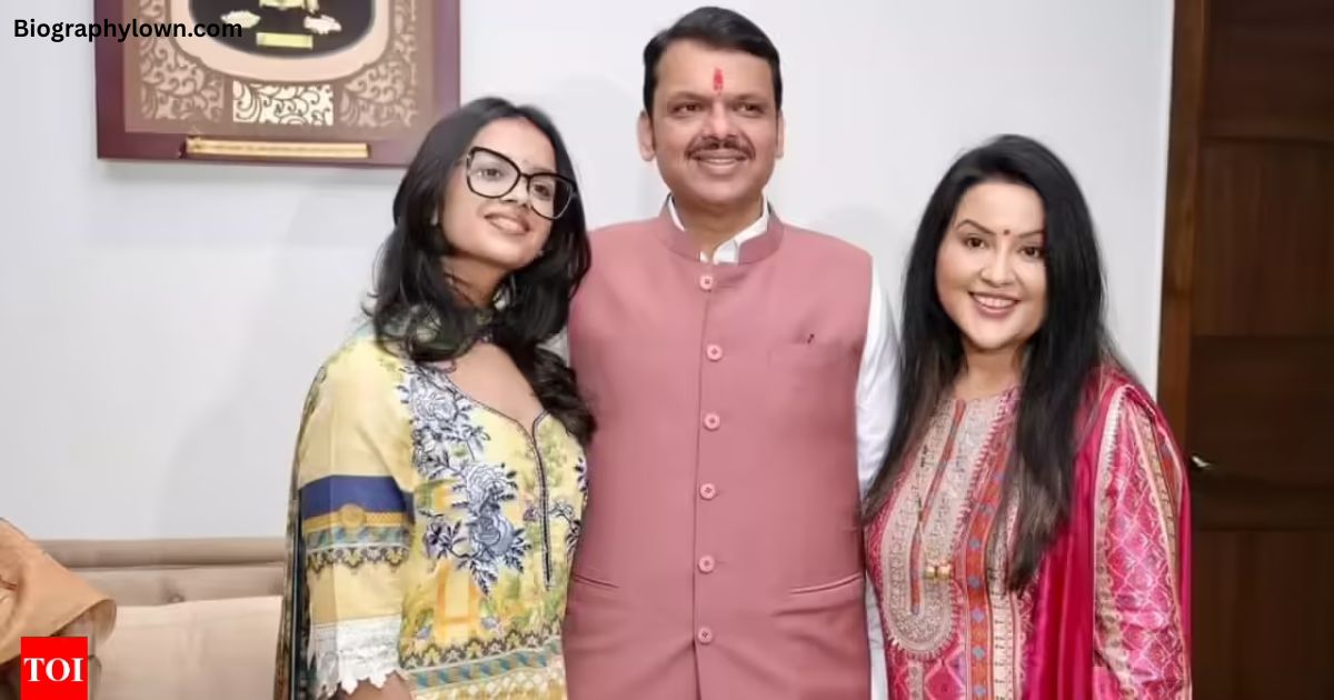 amruta fadnavis father name